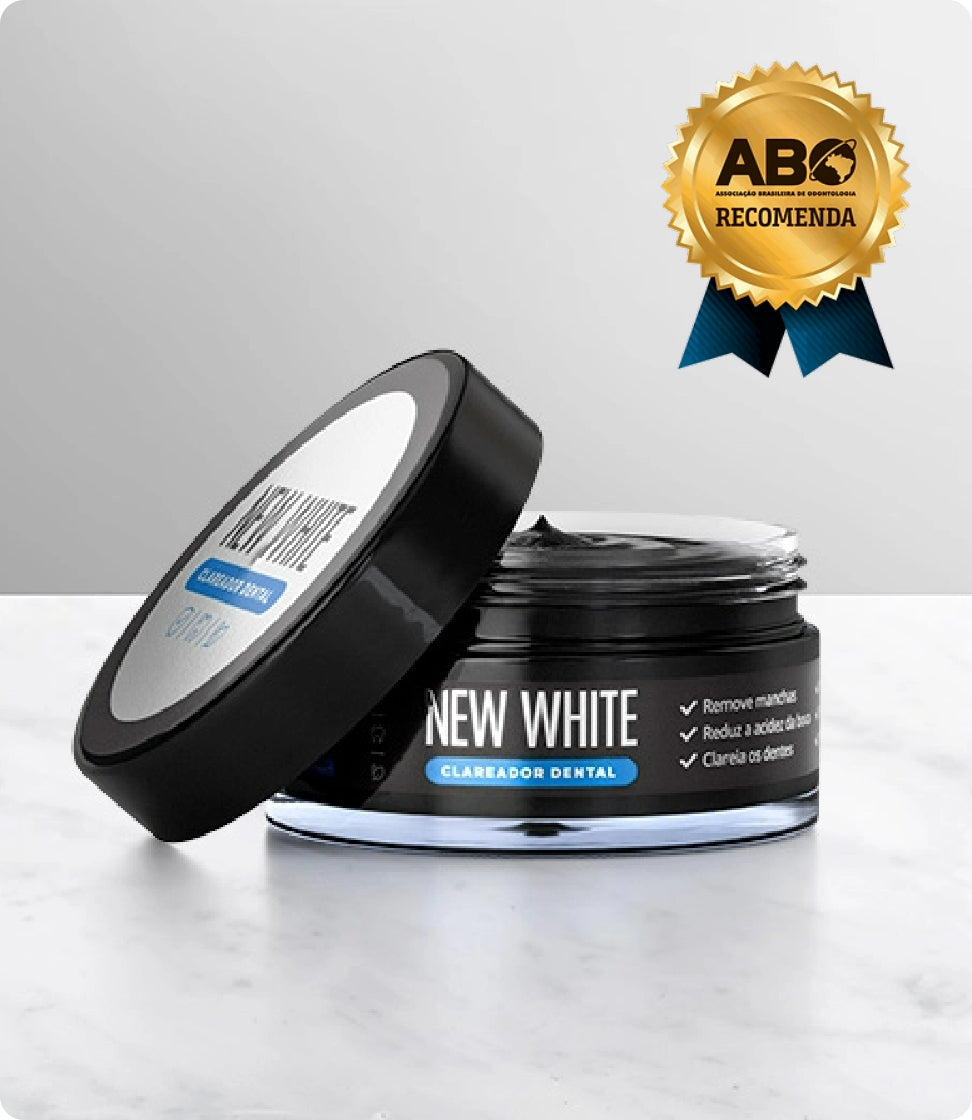 Clareador Dental New White Imagem do produto Clareador Dental New White em cima de uma mesa de mármore branco, com a tampa do produto aberto do lado do pote que contém o produto dentro